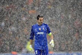 开云APP-西甲国家德比之夜，奥斯梅恩，那个撕碎秩序与骄傲的黑色闪电