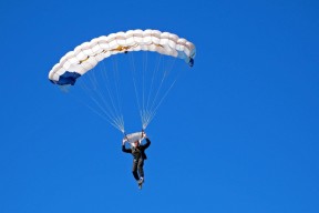 开云官网-绿茵与硬木的逆转协奏曲，论欧冠淘汰赛与独行侠末节奇迹的共同竞技智慧