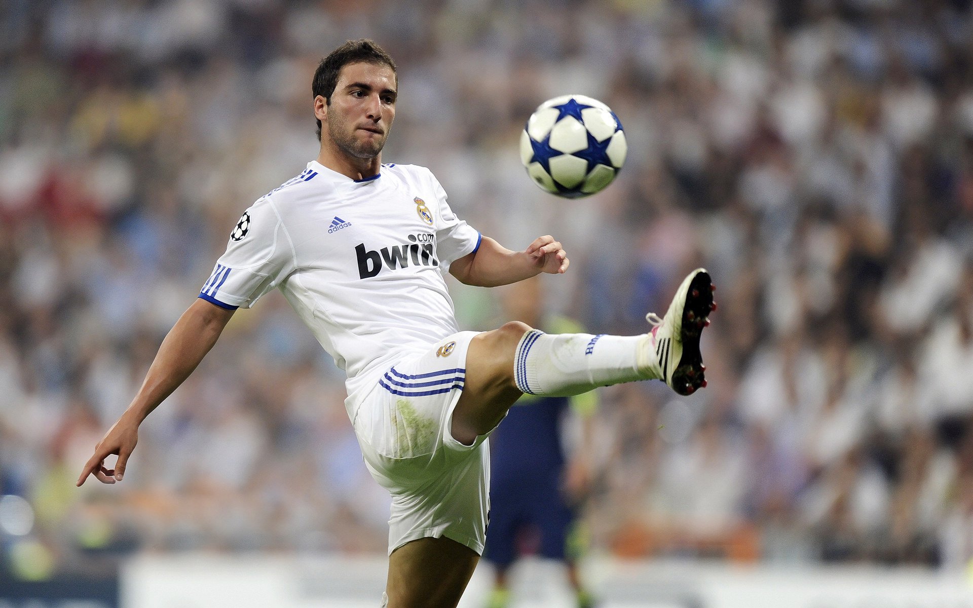 布雷默存在感拉满，比利时粉碎那不勒斯，足球战术的降维打击与地缘隐喻