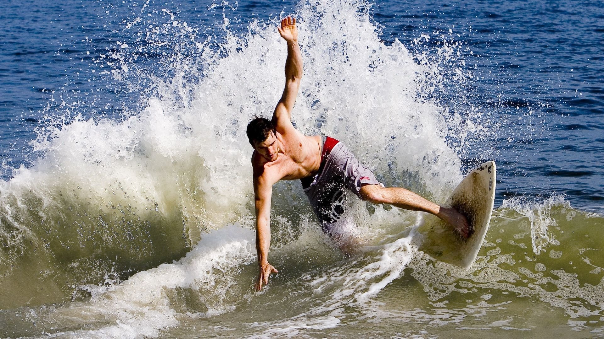 拉什福德的救赎与勒沃库森的远征，足球，如何缝合破碎的世界