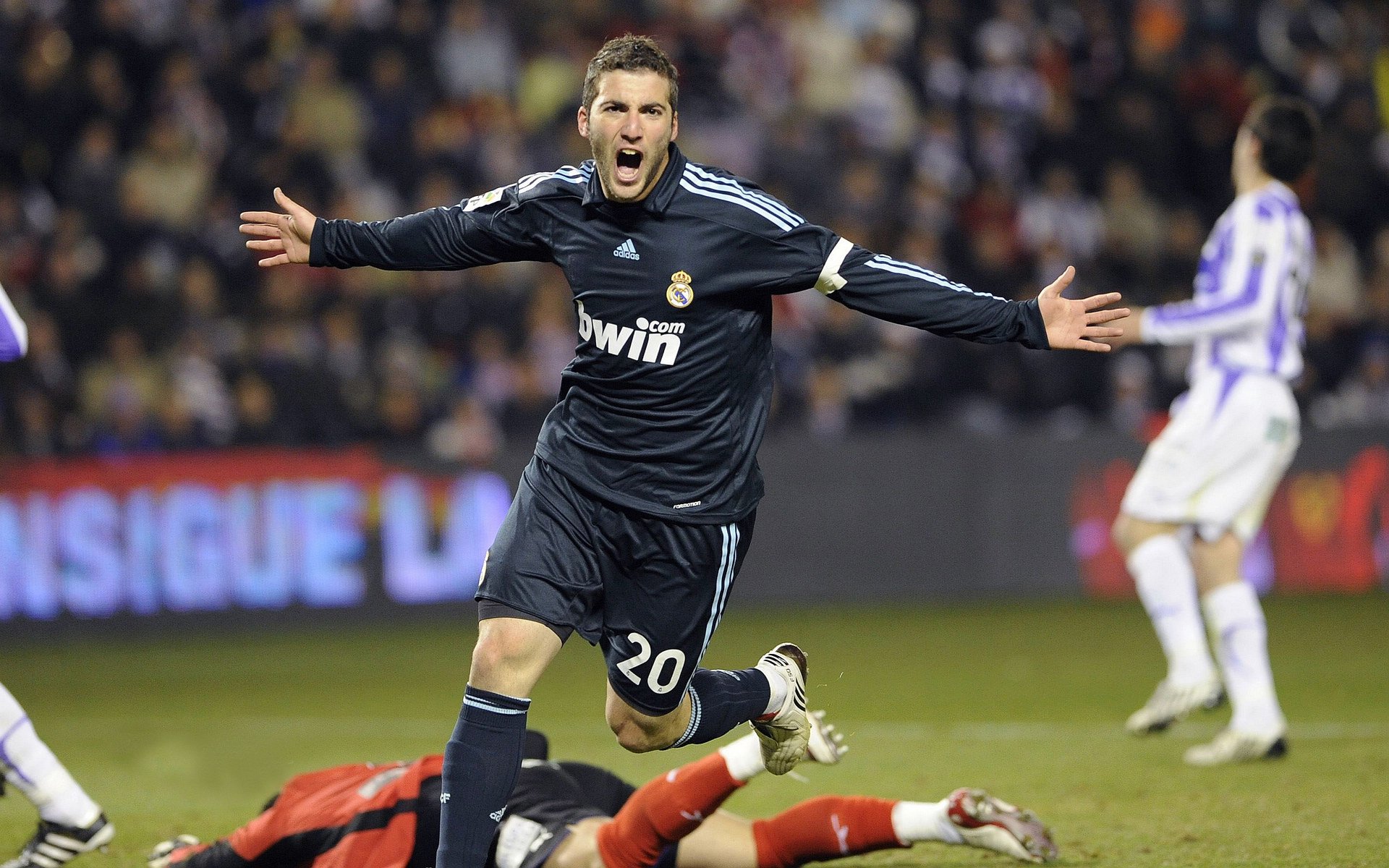 德甲争冠战之夜，莱奥关键回合不手软，一球定江山